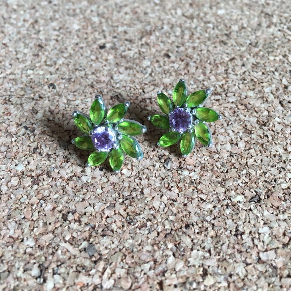 Jewelry - Crystal flower post earrings